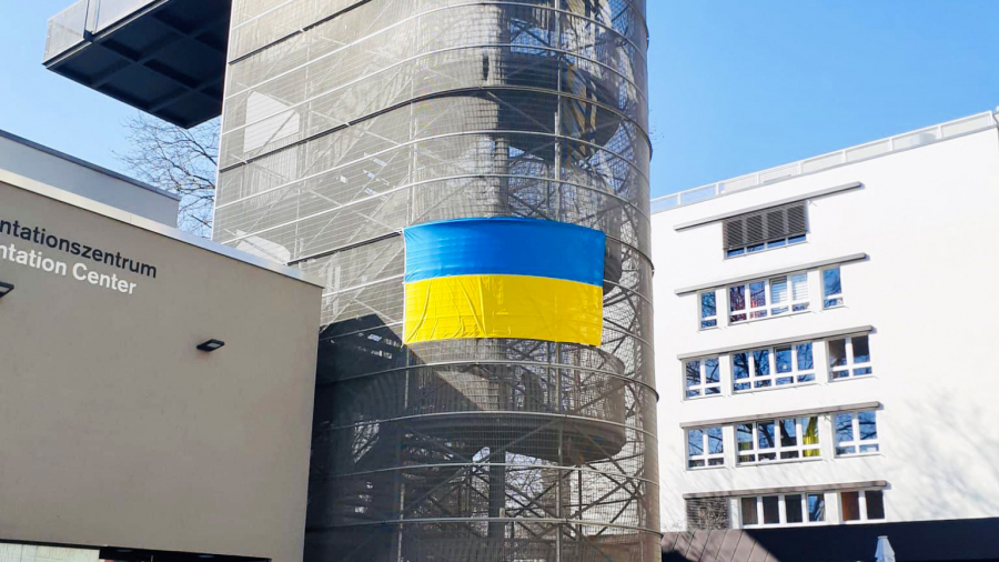 Ukrainische Flagge am Dokumentationszentrum