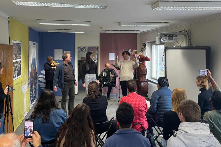 Foto von 3 Sängern und drei Musikern