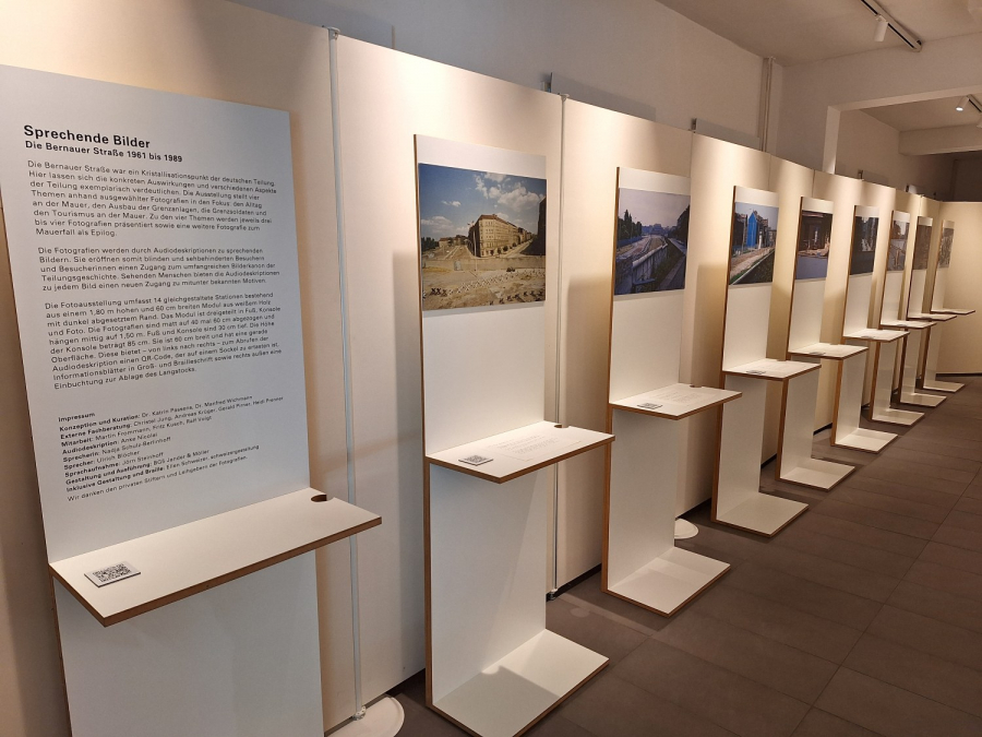 Ausstellungsmodule mit Fotos und Infos in Braillenschrift