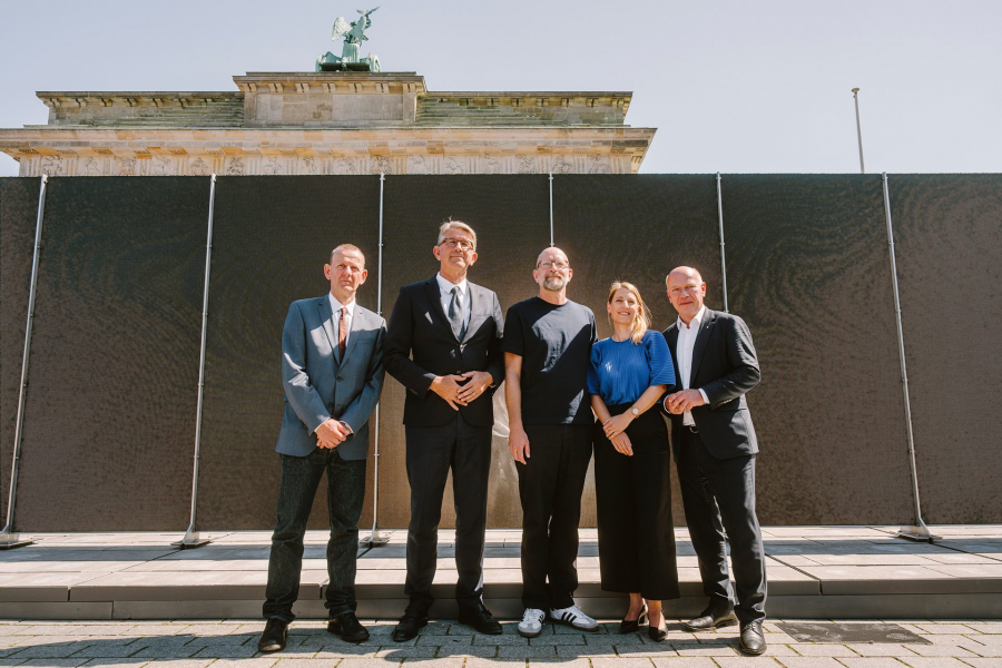 Bild von 5 Personen vor der temporären Installation