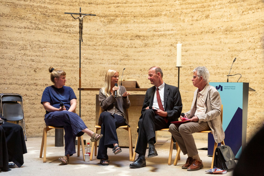 Personen sitzen in der Kapelle
