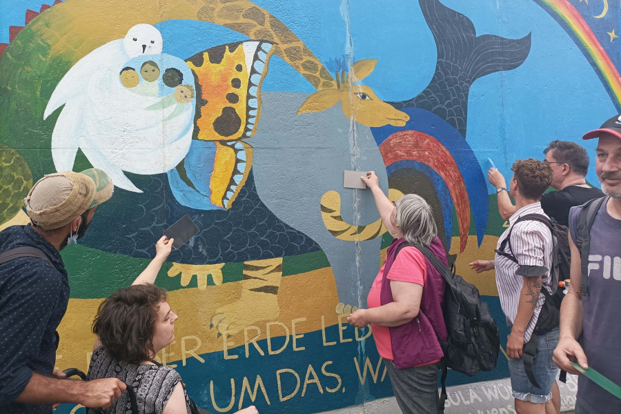 Teilnehmende am Bild von Ursula Wünsch, Frieden für Alles, East Side Gallery, 2022, Stiftung Berliner Mauer