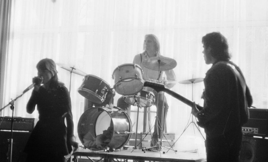 Band spielt auf einer Bühne