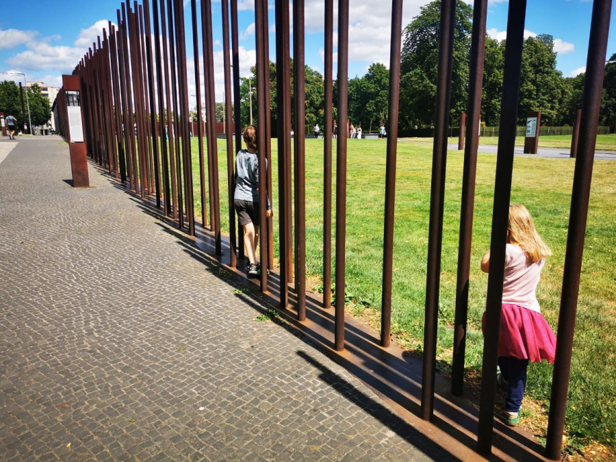 Kinder laufen im Außenareal der Gedenkstätte rum