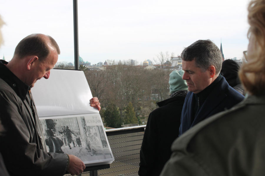 Paschal Donohoe auf dem Aussichtsturm der Gedenkstätte Berliner Mauer