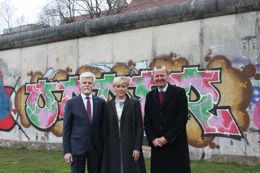 Petr Pavel und seine Frau mit Axel Klausmeier vor einem Teil der Berliner Mauer