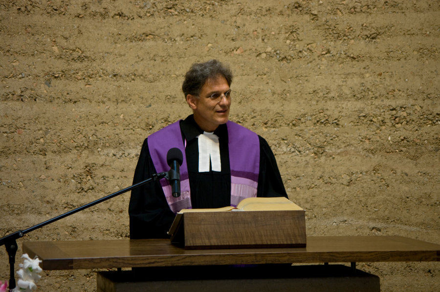 Manfred Fischer am Altar der Kapelle der Versöhnung