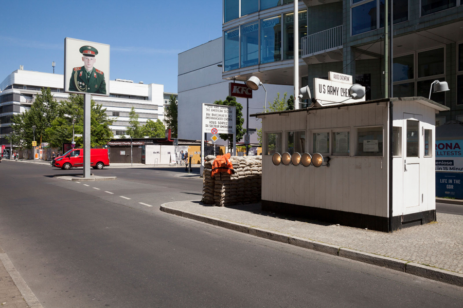 Bild vom Checkpoint Charlie mit Kontrollhäuschen im Vordergrund