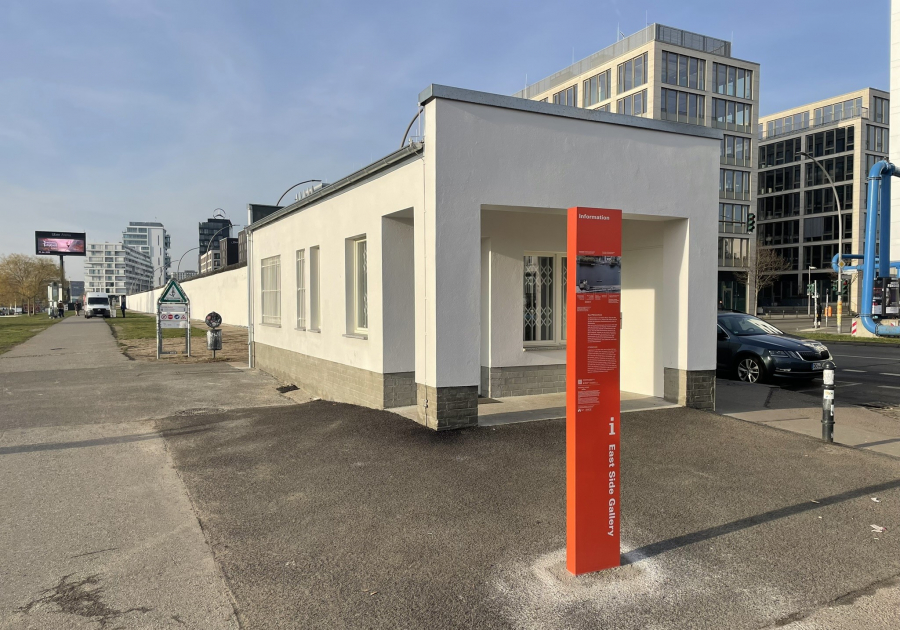 Kleines Haus auf dem Gelände der East Side Gallery