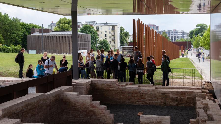 berlin wall memorial guided tour