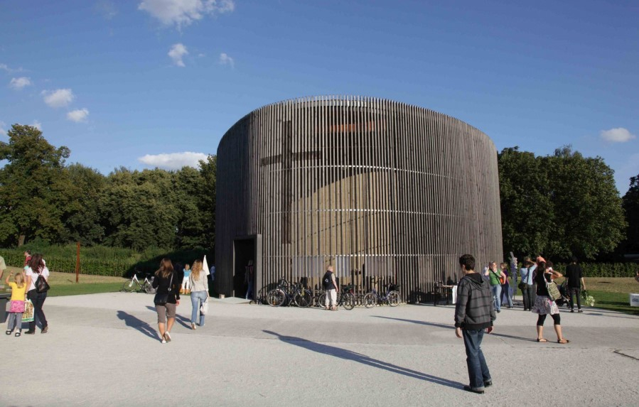 Kapelle der Versöhnung und Menschen