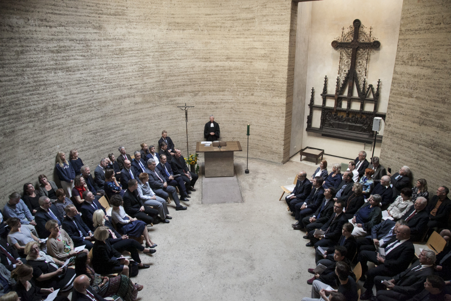Andacht in der Kapelle der Versöhnung