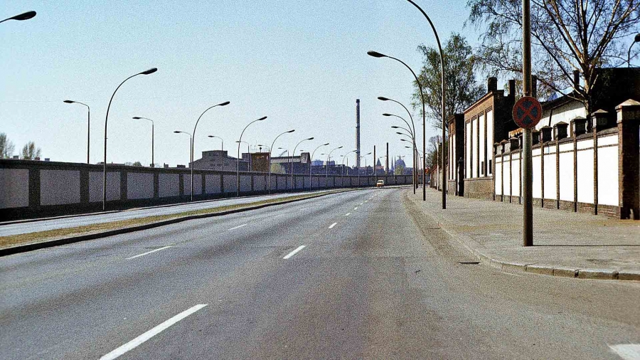 Der Grenzstreifen mit Hinterlandmauer in der Mühlenstraße von der Spree aus gesehen. © Stiftung Berliner Mauer, Foto: Wolfgang Böttger