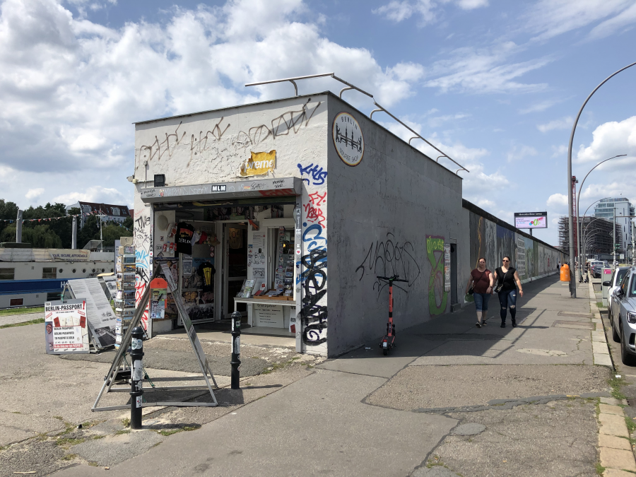 ehemaliges Pförtnerhäuschen zu sehen bei Tag an der Spree