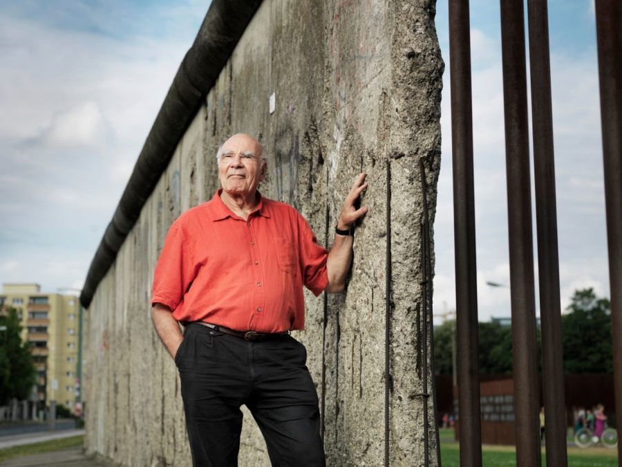 Burkhart Veigel steht vor den Resten der Berliner Mauer