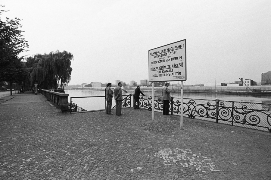 Zweisprachiges Warnschild am West-Berliner Gröbenufer