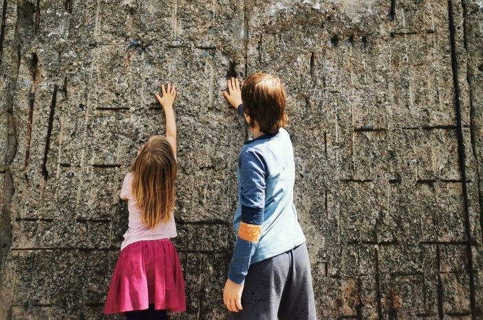 Kinder fassen die Mauer an