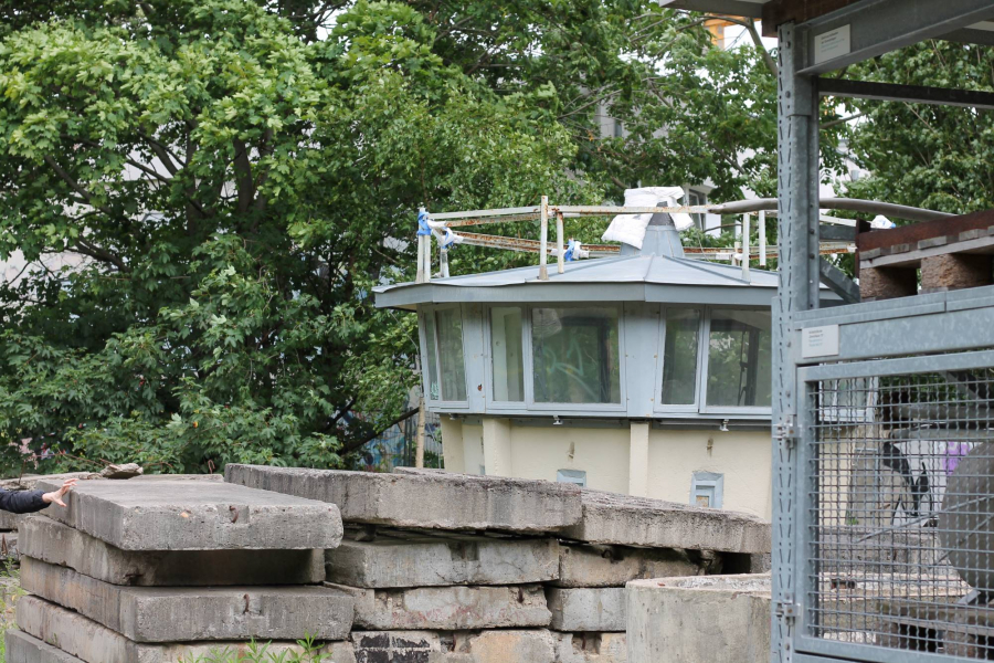 Foto von einem Wachturm und Mauerteilen im Lapidarium