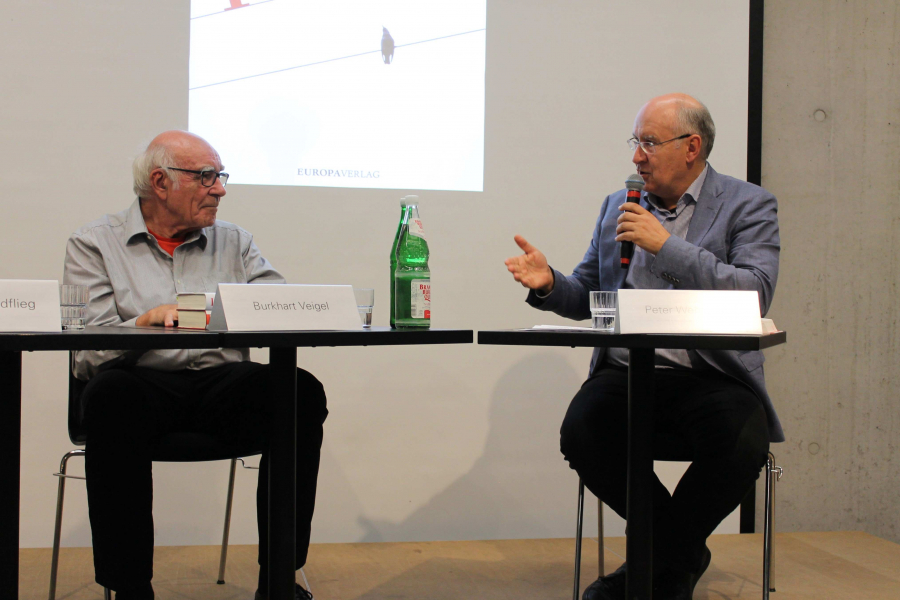 Foto von Burkhart Veigel und  Peter Wensierski auf der Bühne sitzend