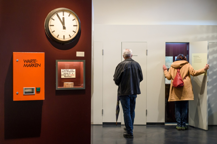 Personen laufen durch eine Ausstellung