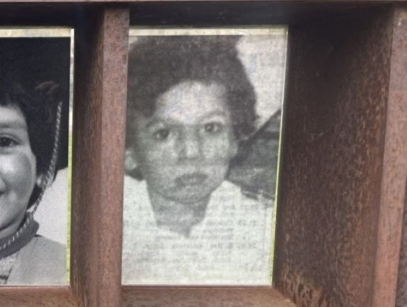 Foto vom Fenster des Gedenkens mit Portrait von Çetin Mert