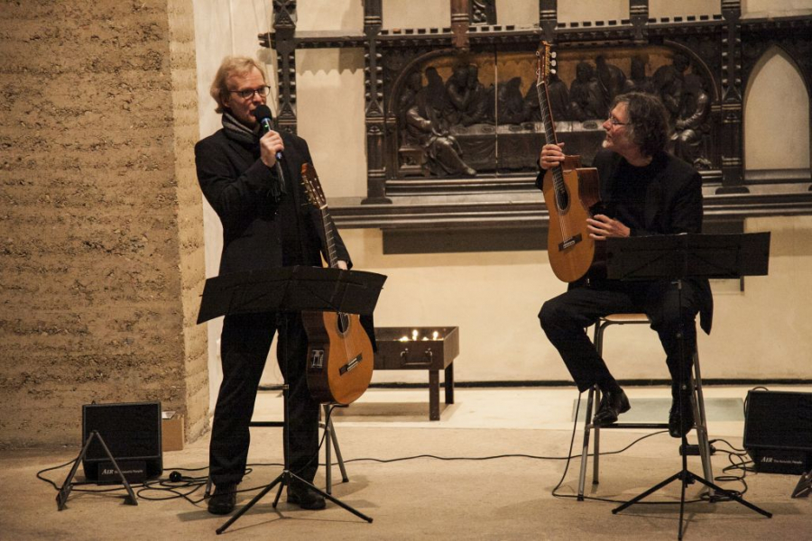 Zwei Gitarrenspieler treten in der Kapelle der Versöhnung auf