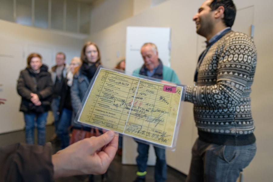 Gruppe von Menschen in der Ausstellung in Marienfelde