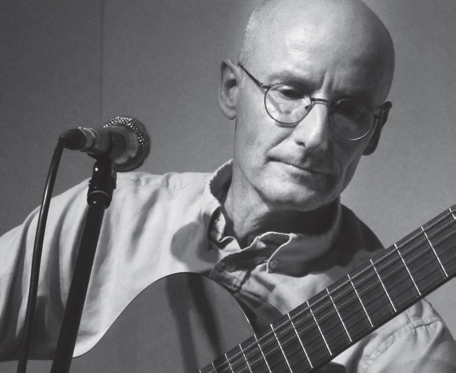 Schwarz-weiß Foto von einem Mann an der Gitarre