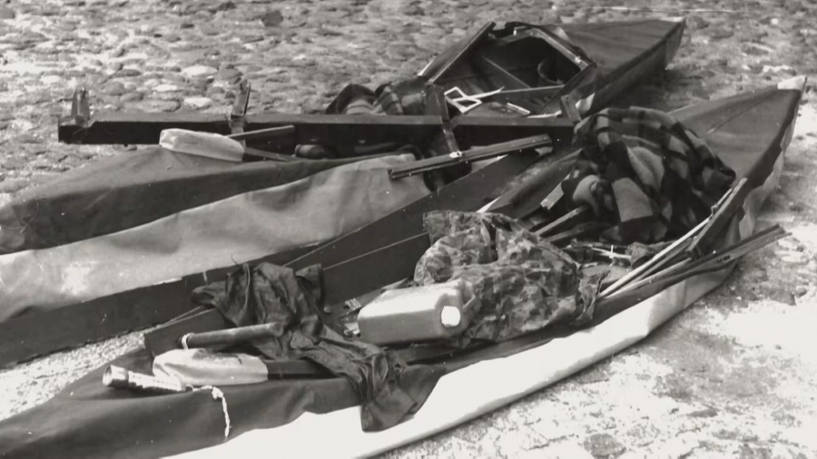 Zwei Faltboote mit Paddel nebeneinander