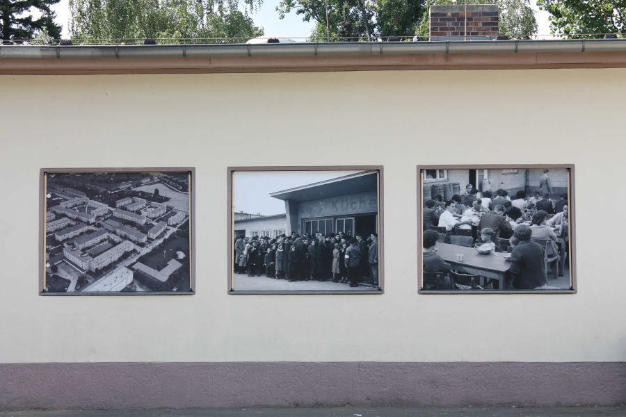Schwarzweiß-Fotos an der Erinnerungsstätte Notaufnahmelager Marienfelde
