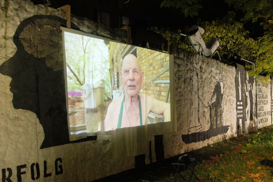 Projektion auf die Mauer