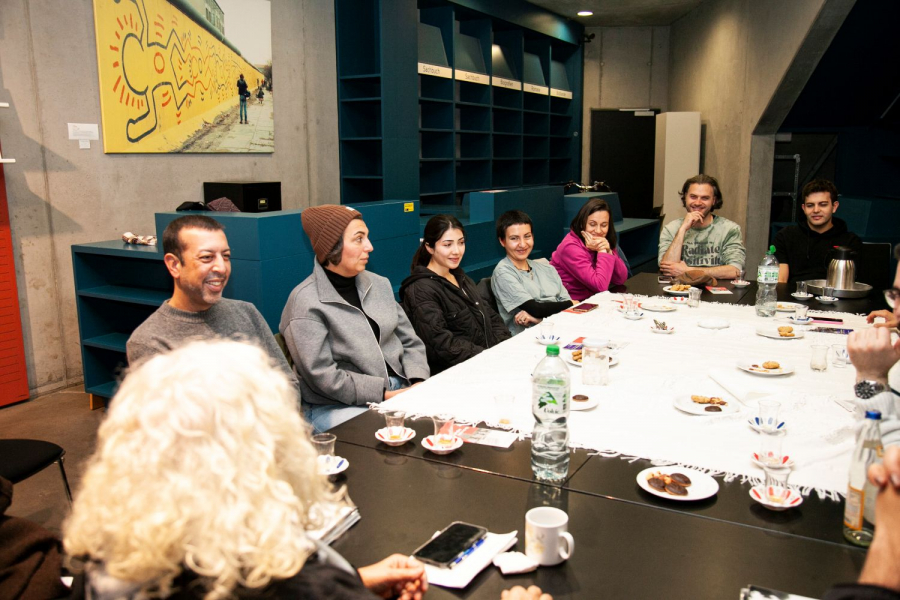 Gruppe von Personen sitzt an einem Tisch