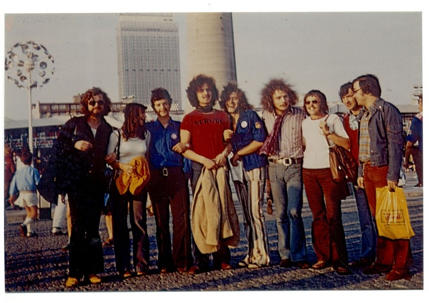 Gruppe von jungen Aktivisten posiert für ein Foto