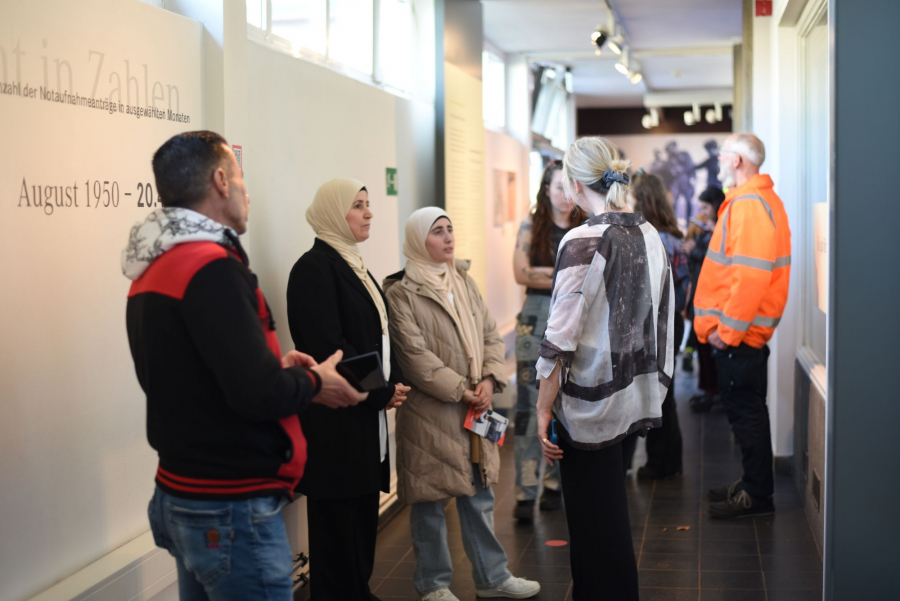 Personen und Guide in der Ausstellung "Flucht im geteilten Deutschland"