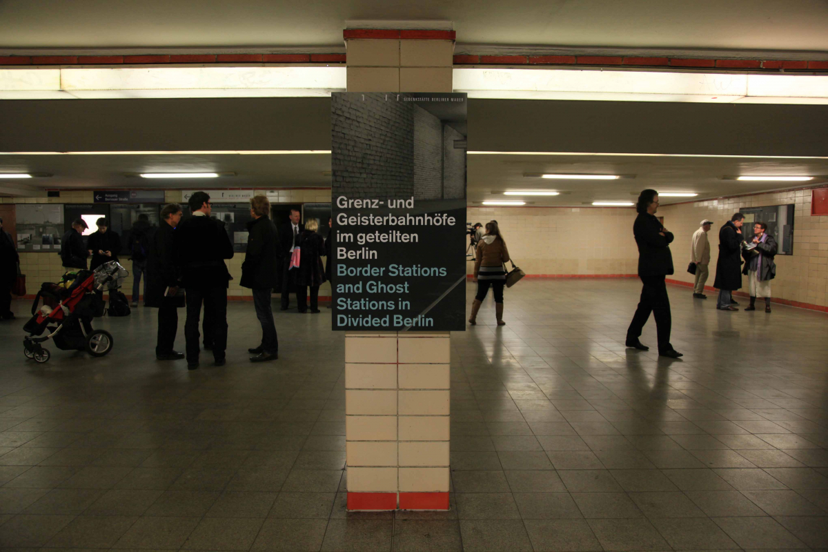 Foto von der Ausstellung im U-Bahnhof