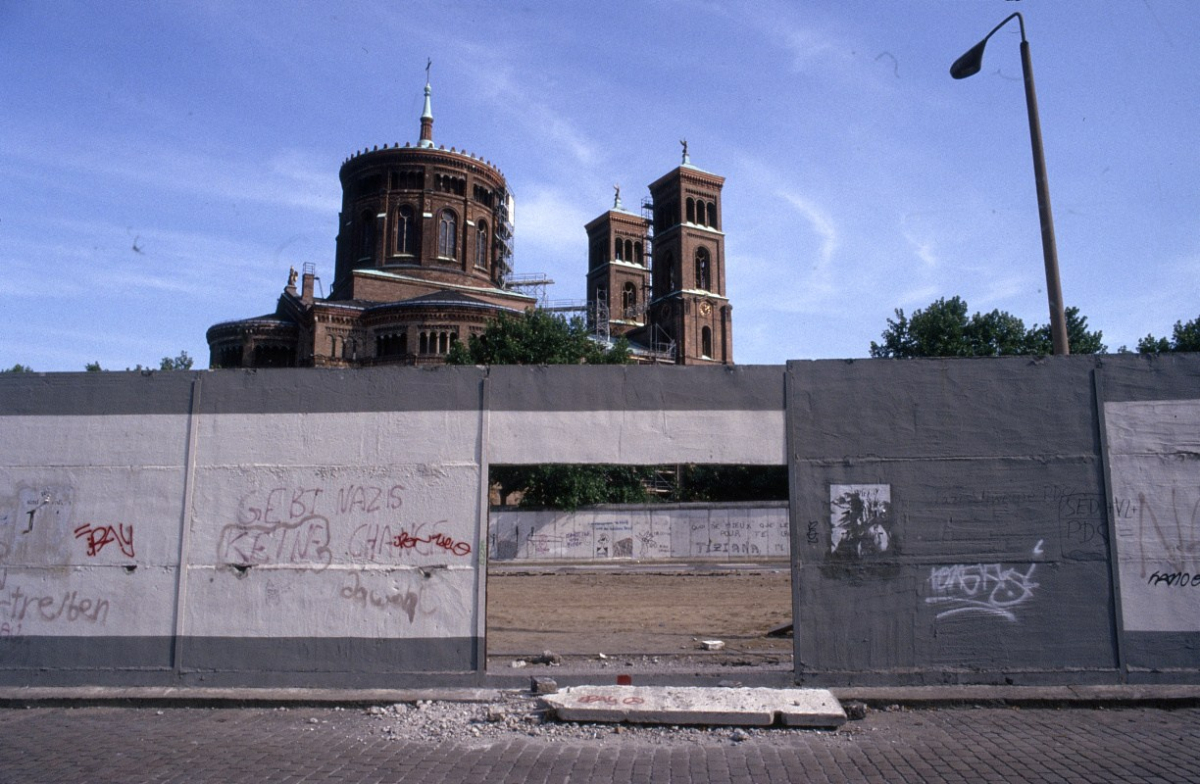 St. Thomas Kirche im hinter der Grenzmauer, in der Grenzmauer fehlt ein Stück