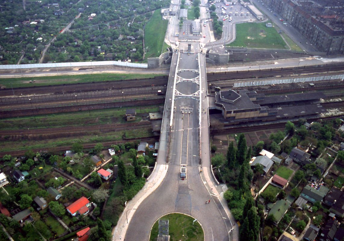 Luftbild des Grenzübergangs mit Brücke für Fahrzeuge und S-Bahnhof