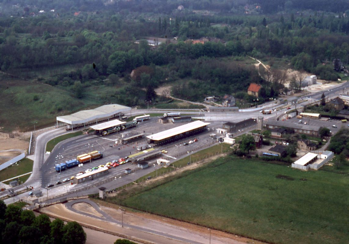 Grenzübergangsstelle an einer Autobahn