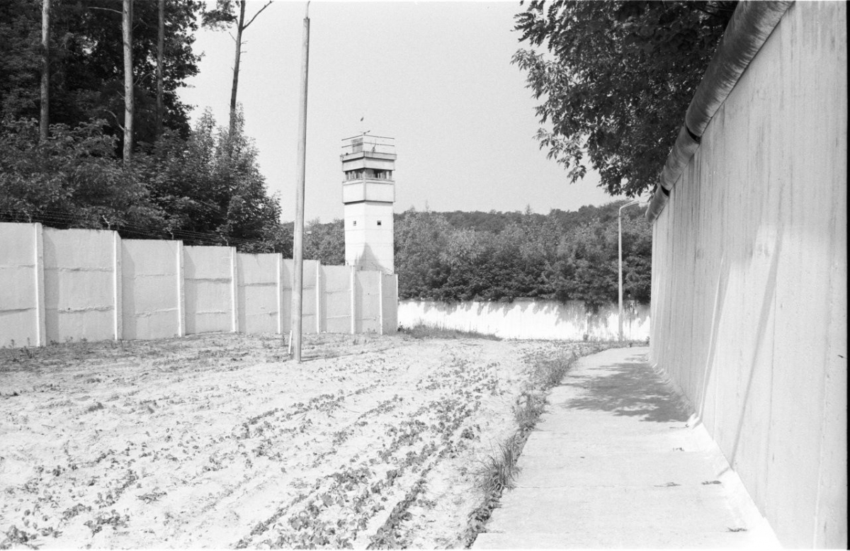 Wachturm in einem Grenzstreifen, links ist die Hinterlandmauer und rechts die Vorderlandmauer zu sehen