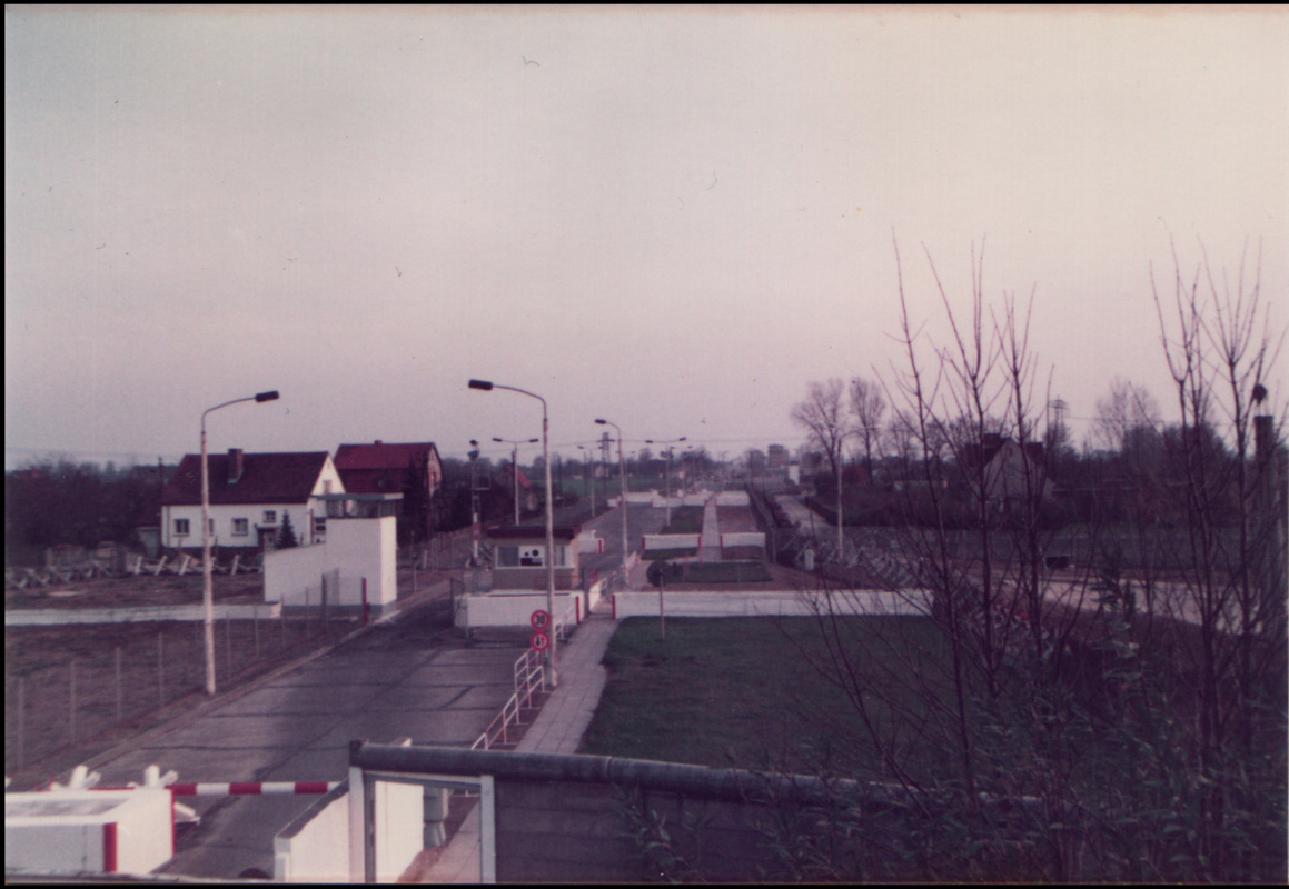 Grenzübergangsstelle mit Kontrollhaus an einer Straße