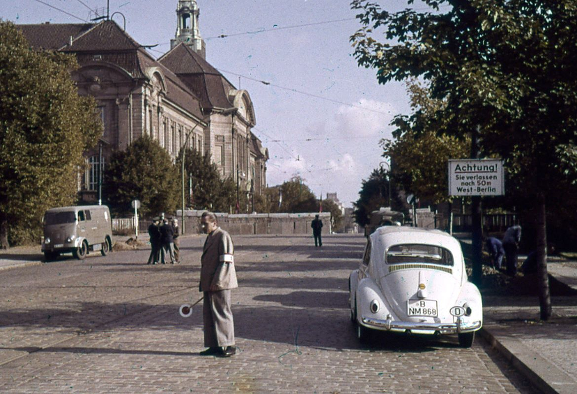 Grenzkontrolle auf einer breiten Straße