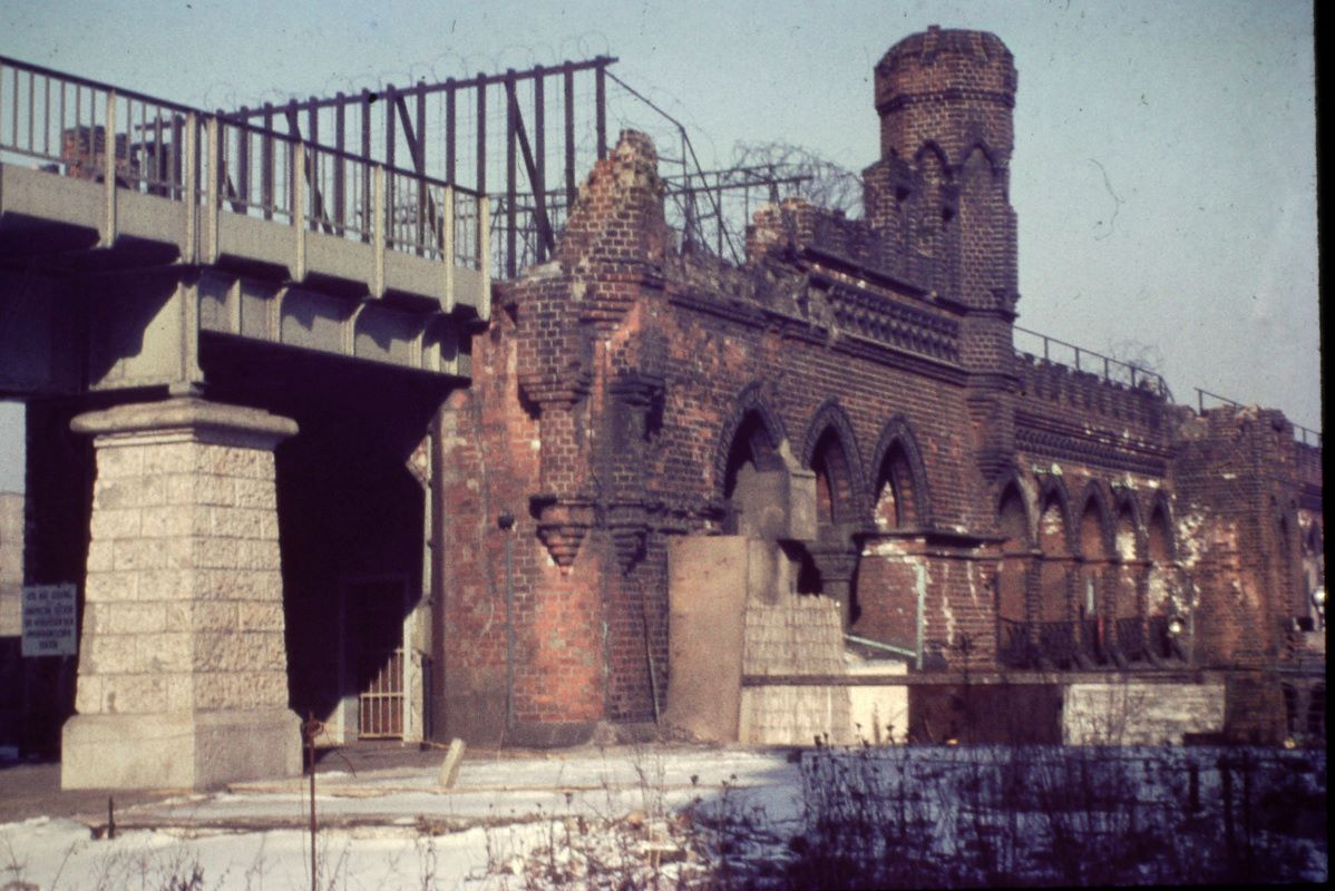 Versperrte Brücke