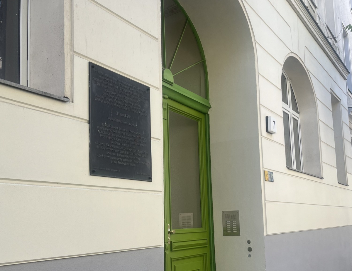 Foto von einem Hauseingang und einer Tafel mit Inschrift