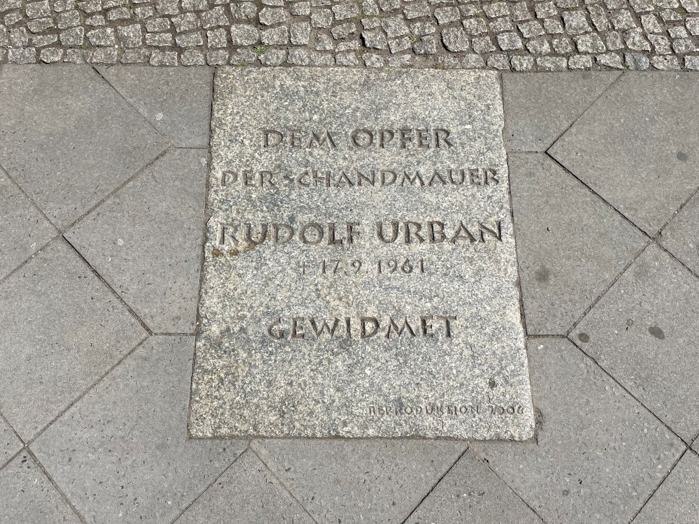 Gedenktafel in den Boden eingelassen