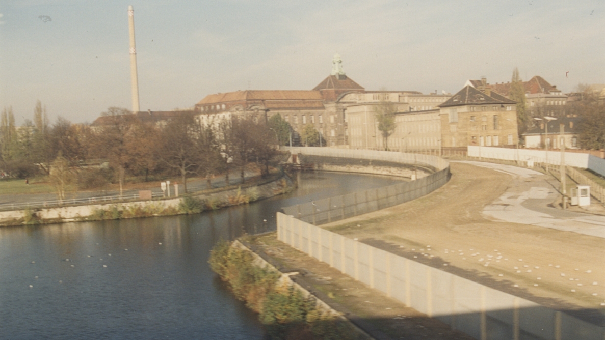 Spree und Grenzstreifen am Alexanderufer im November 1989.