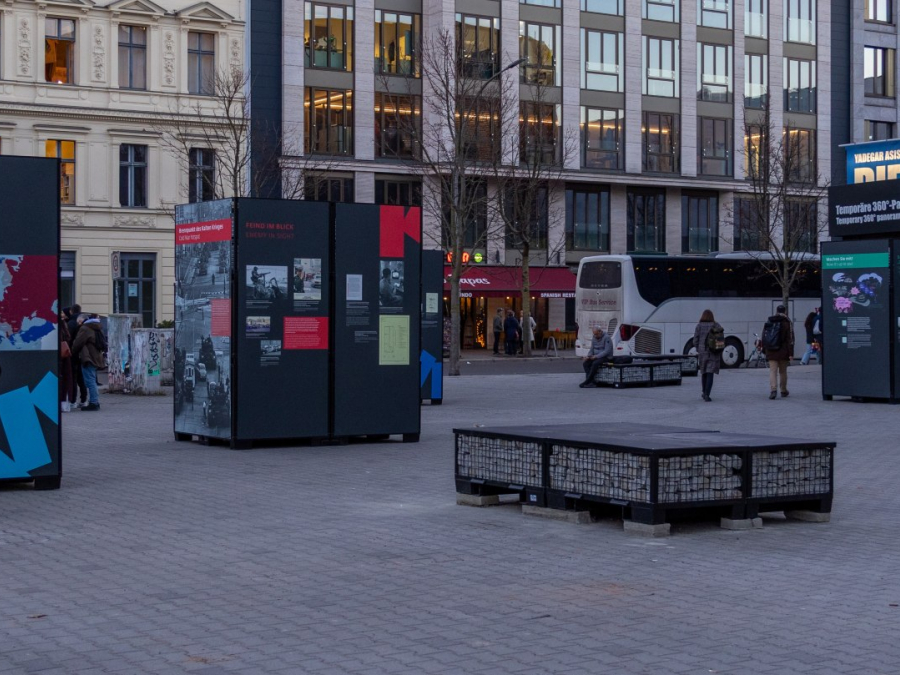 Historisches Foto vom Checkpoint Charlie