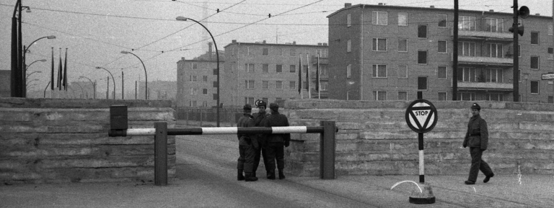 Soldaten bewachen die Berliner Mauer