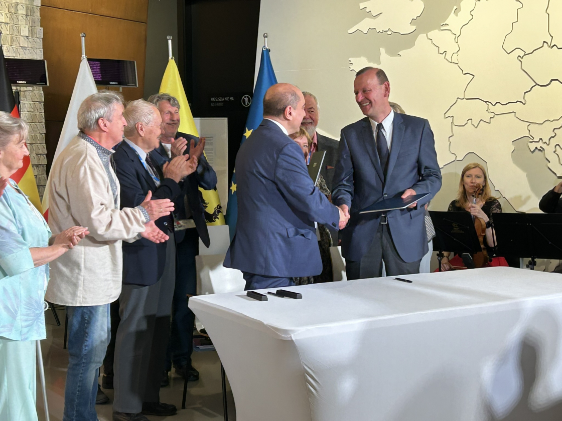 Foto von der Unterzeichnung der Kooperation