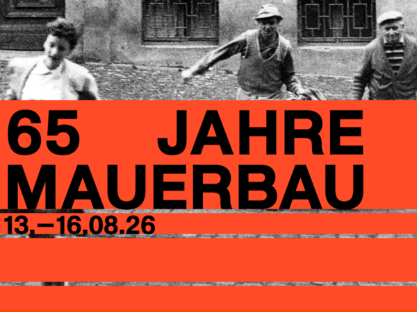 Menschenmenge und ein Trabant vor der durchbrochenen Mauer
