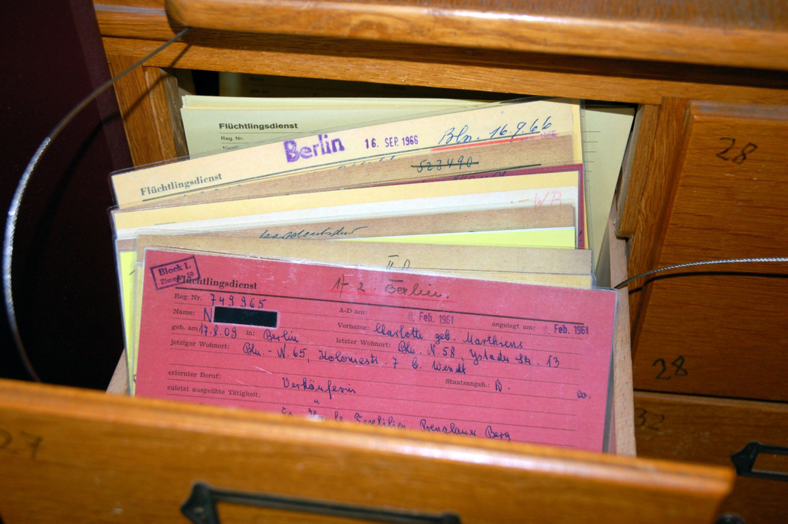 Karteikarten in einem Schrank